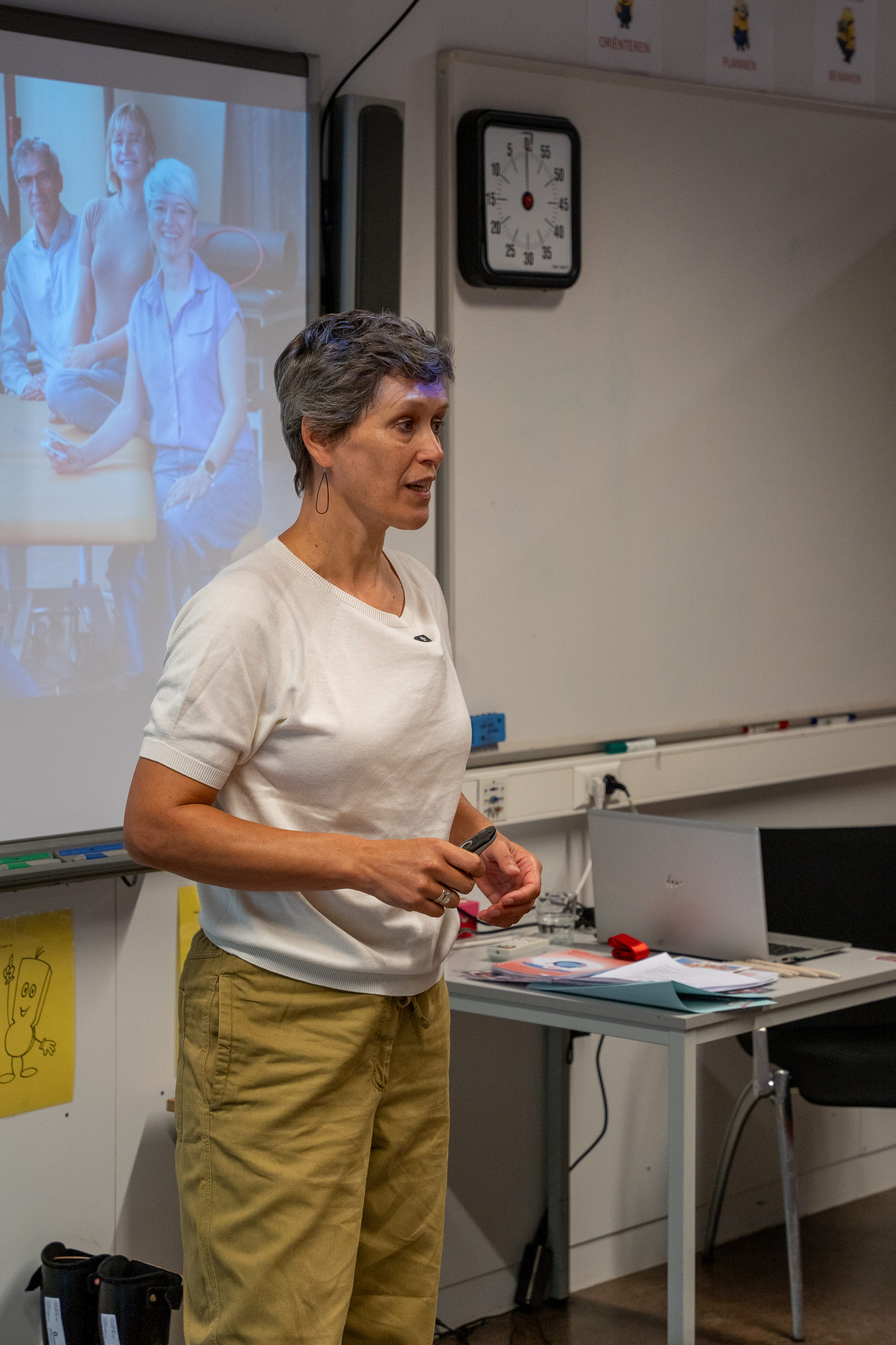 Lise Op de Beeck, klinische Leiterin bei Gymna, erklärt, wie die Stoßwellentherapie zur Behandlung von Kindern mit Spastik eingesetzt werden kann.