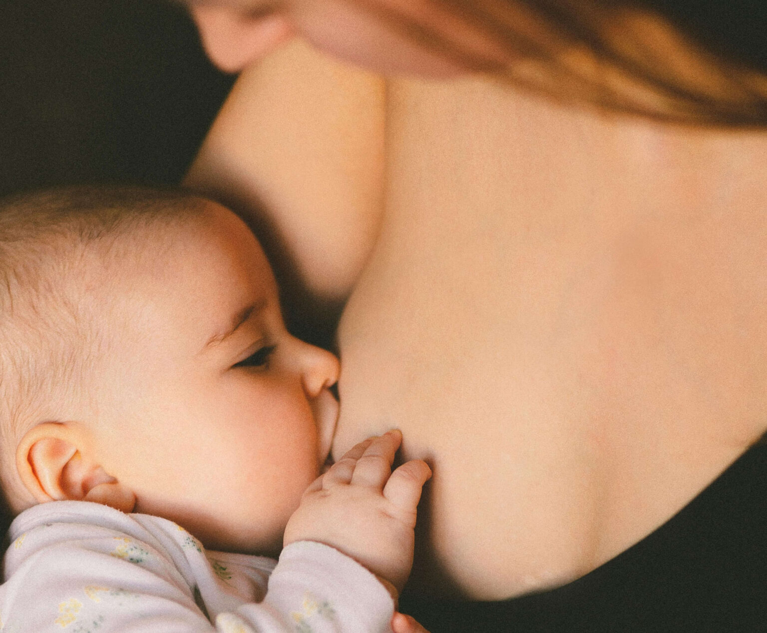 Eine Mutter, die ihr Kind stillt