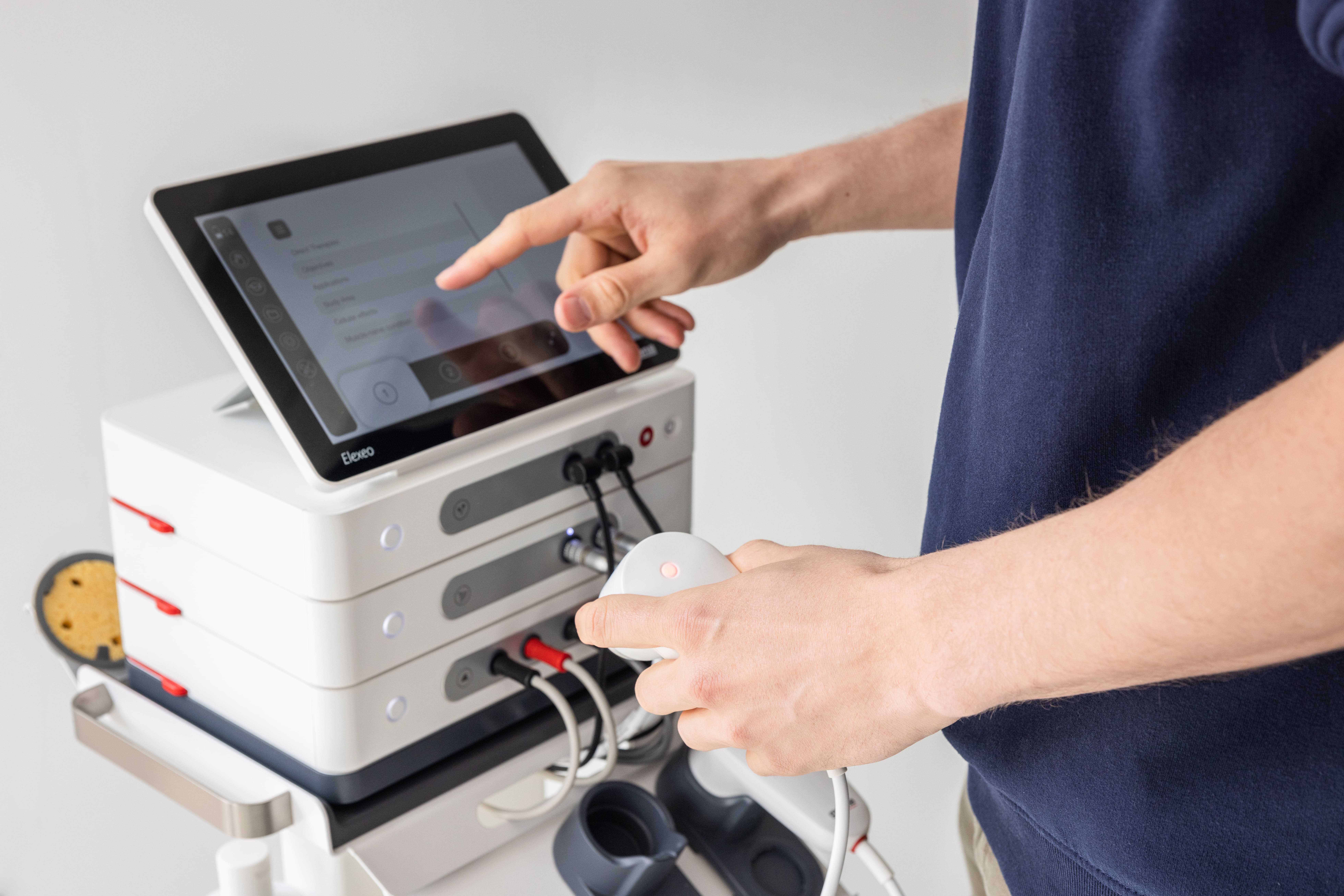 Apply electrotherapy with the modular Elexeo device for physiotherapy