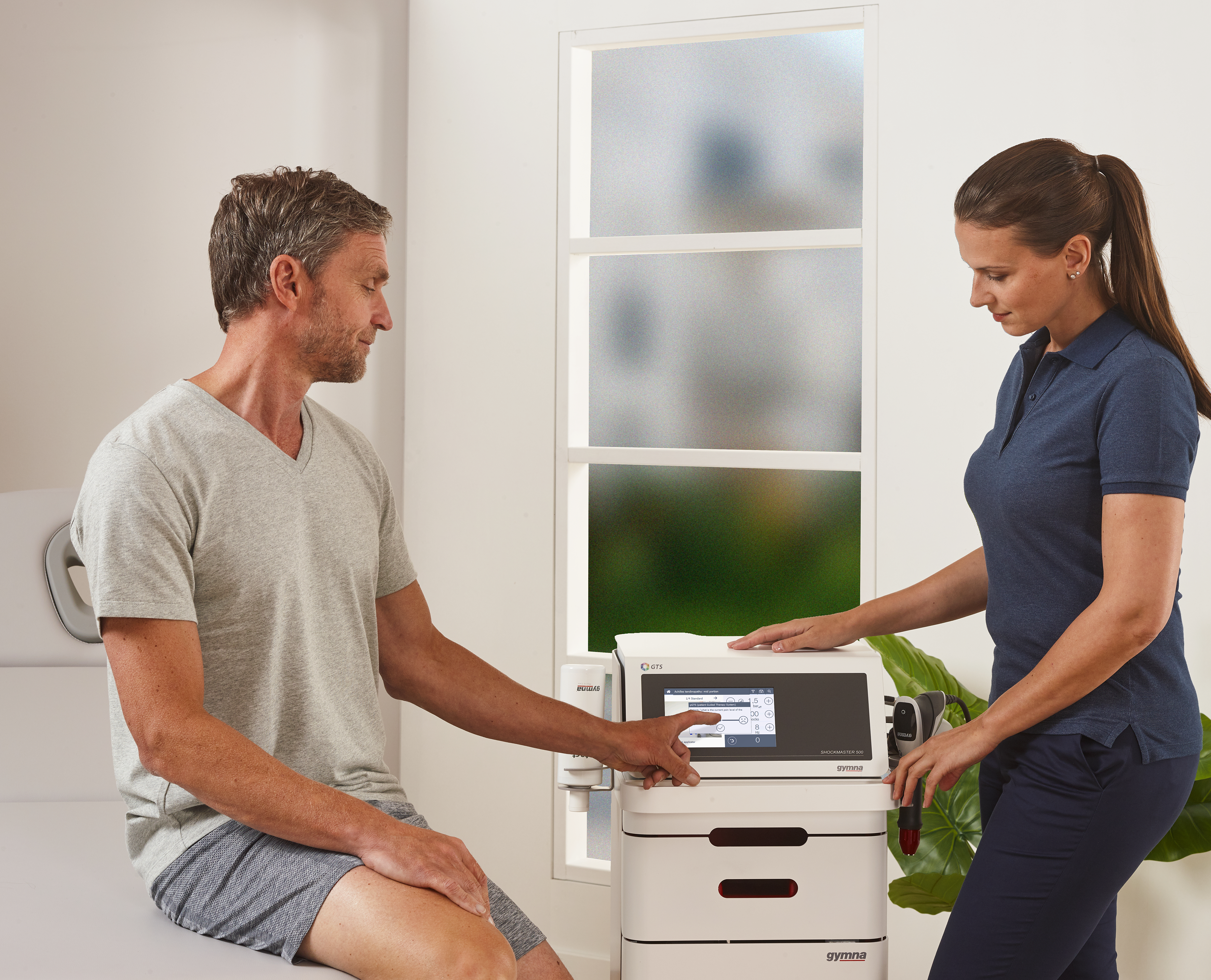 Patientengeleitete Stoßwellentherapie in der Physiotherapie: praktische Einblicke in die Parameterauswahl, gewebespezifische Behandlung und Patientenbeteiligung.